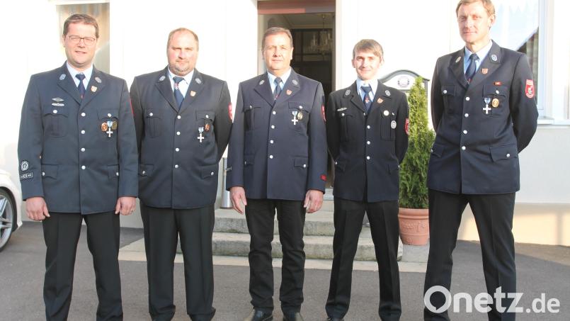 Die Ehrung langjähriger Mitglieder, unter ihnen Vorsitzender Achim Helgert (links) selbst, steht im Mittelpunkt der Jahreshauptversammlung der Feuerwehr Neudorf. Bild: pi
