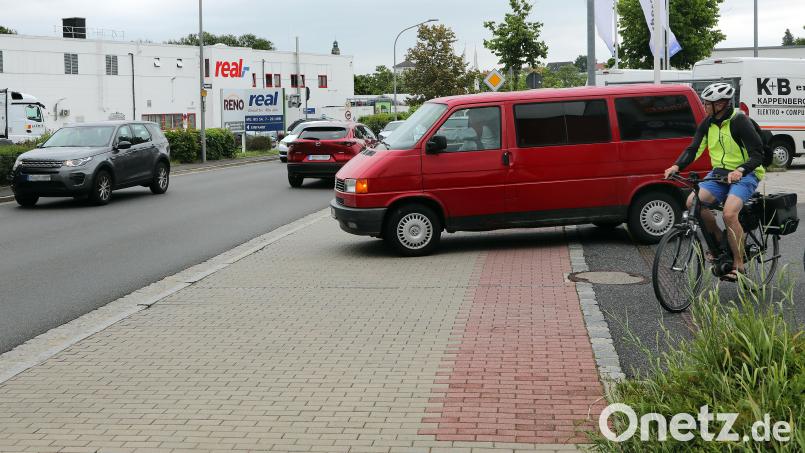 Eine Situation, wie sie Radfahrer kennen. Weil der Autofahrer, der in die Fuggerstraße einbiegen will, vor allem nach links schaut, um sich in den fließenden Verkehr einzufädeln, bemerkt er den von rechts kommenden Radfahrer nicht. Der muss ausweichen. Bild: Wolfgang Steinbacher