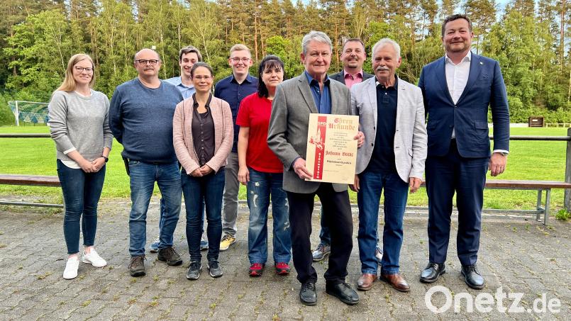 Der wiedergewählte Vorstand mit dem neuen Kassier Daniel Hirsch (Dritter von links), den Ehrengästen und den jungen Mitgliedern, Vorne mit Urkunde der neue Ehrenvorsitzende Johann Völkl. Bild: Eichl