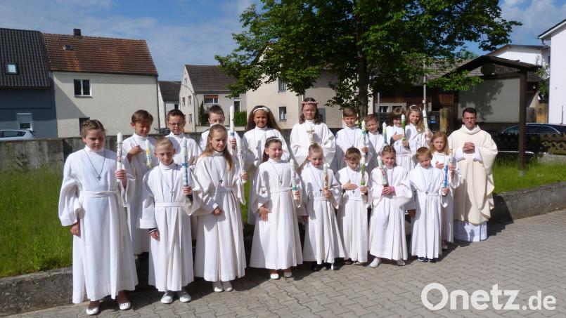 Pfarrer Thomas Kohlhepp feiert mit den Erstkommunionkindern in der katholischen Pfarrgemeinde Mantel den Festgottesdienst. Bild: hok