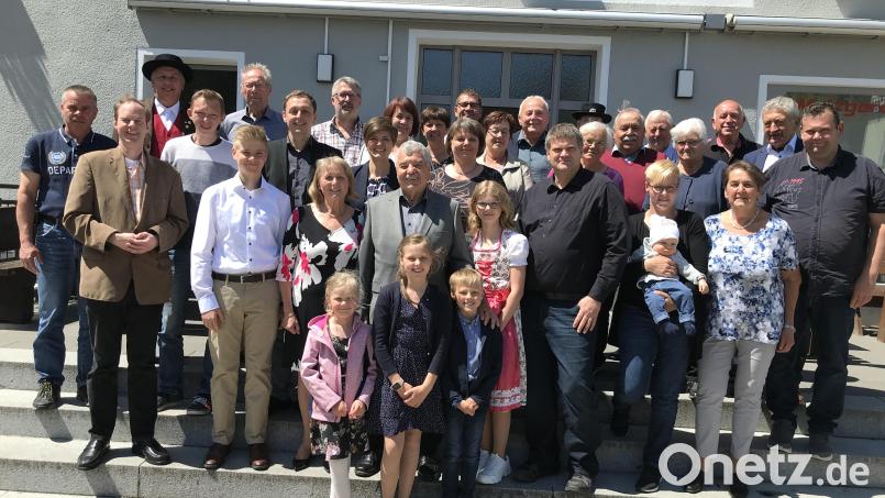 &quot;Körperlich und geistig regsam bleiben&quot;, lautet die Devise von Bernhard Kummer (Vierter von links) mit Ehefrau Irmgard sowie den Familien der beiden Töchter, Verwandten und Vereinsvertretern. Auch Pfarrer Matthias Weih (links, vorne) gratulierte. Bild: bk