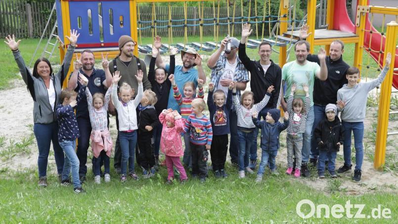 Mit ihren Papas und Birgit Zant (links), der Leiterin des städtischen Kindergartens Anton Ferazin, lassen die Kinder die traditionelle Vatertagswanderung wieder aufleben. Bild: exb/Beatrice Obst