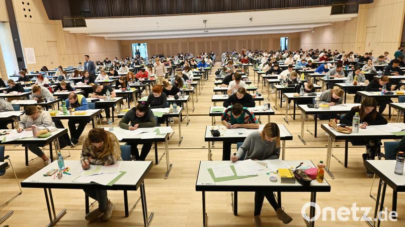 Auch in der Max-Reger-Halle läuft beim ersten Abiturprüfungstag der FOS/BOS Weiden alles nach Plan. Bild: Claudia Köppel