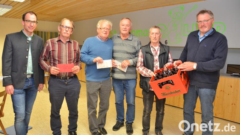 Erich Baier aus Wieselrieth (Zweiter von links) darf seinen Geldbeutel mit 200 Euro Preisgeld auffüllen: Er ist der Sieger des CSU-Preisschafkopfs in Oberlind. Max Walbrunn aus Vohenstrauß (Dritter von rechts) und Eduard Frauenreuther aus Flossenbürg (Dritter von links) teilen sich gerecht die Summe von 150 Euro und Helmut Nebel aus Schwandorf (Zweiter von rechts) bekommt den Trostpreis von CSU-Vorsitzendem Florian Meißner (links) und dessen Stellvertreter Hans Bayerl (rechts) überreicht. Bild: dob