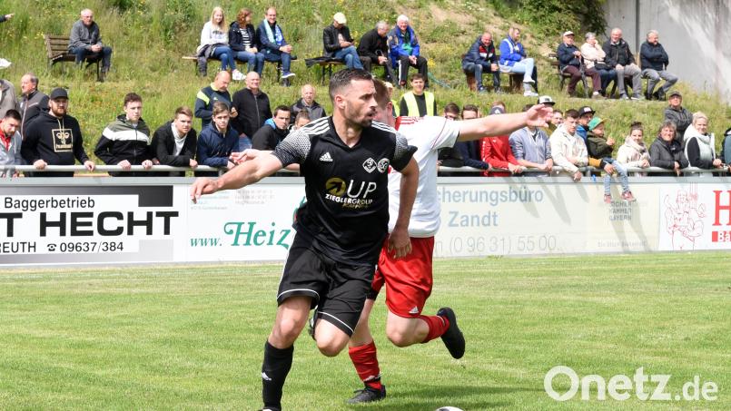 Der Traum vom Kreisliga-Aufstieg ist für die SG Griesbach/Großkonreuth ausgeträumt. Jakub Smoranc (vorne) und Co. verbleiben damit in der Kreisklasse. Bild: Gebert