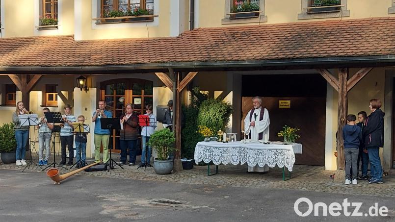Im schönen Hof der Kahrmühle fand der Gottesdienst der Bittage der katholischen Gemeinde Pressath statt. Bild: myd