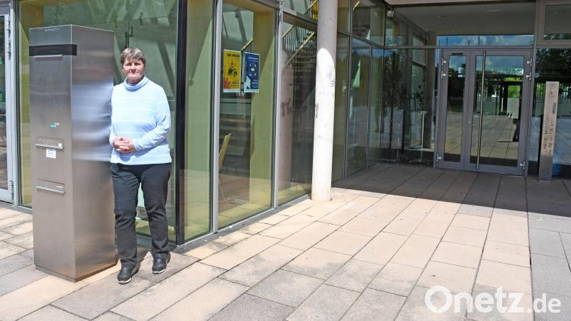 Elisabeth Heider vom Weidener Café Mitte appelliert an den Dieb, die Palme zurückzubringen. An dieser Stelle stand die Pflanze draußen zum Abregnen. Bild: Gabi Schönberger