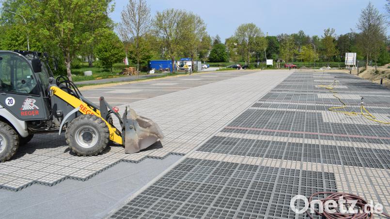 Die Tiefbauarbeiten auf dem Wohnmobilstellplatz am Fischhofpark hinter dem Amtsgericht sind fast abgeschlossen. Anfang Juni soll die Fläche in Betrieb genommen werden. Bild: szl