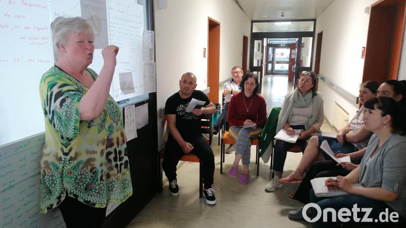 Mit deutlicher Mimik und Gestik macht Ositha Prögler (links) vor, wie deutsche Laute richtig ausgesprochen werden. Michael Hösl vom Volksbildungswerk Oberviechtach-Schönsee (hinten) folgt dem Unterricht beim Besuch aufmerksam. Bild: Winderl, Kristin [wrl]