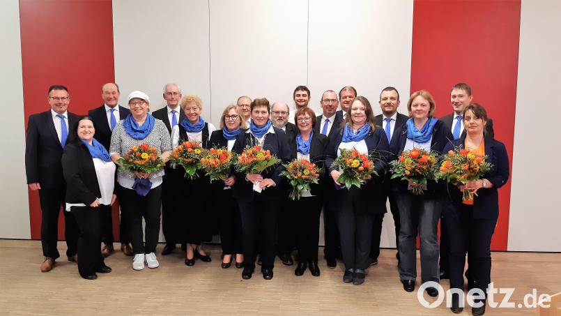 Zahlreiche verdiente Mitarbeiter wurden von der Raiffeisenbank Oberpfalz NordWest eG geehrt. Bild: stg