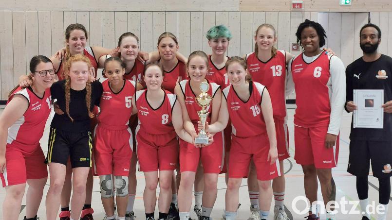 Da ist der Pokal. Mit einem knappen Erfolg gegen Tegernheim sichern sich die Neustädter Basketballerinnen verdient den Bezirkspokalsieg. Bild: DJK/exb