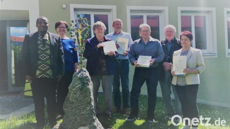 Im Namen der Kirchengemeinde danken Pfarrer Erwin Bauer (Zweiter von rechts), Pfarrvikar Basil Bazir und Pfarrgemeinderatssprecherin Agnes Härtl (von links) den langjährigen Pfarrgemeinderäten Roswitha Fürtsch (rechts), Alfred Bittner, Waldemar Hansl und Waltraud Karl (Dritter bis Fünfte von links) mit Urkunden und Bibeln für ihr beispielhaftes Engagement. Bild: gz