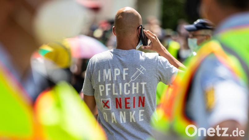 Ein Mann trägt auf einer Demonstration der Initiative &quot;Querdenken&quot; ein T-Shirt mit der Aufschrift &quot;Impfpflicht - Nein Danke&quot;. Die Demonstration richtet sich gegen die Corona-Politik der Bundesregierung. Symbolbild: Christoph Schmidt/dpa