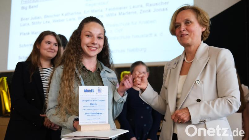 Ministerialbeauftragte Mathilde Eichhammer (rechts) überreichte der Nabburger Realschülerin Lilli Schmidbauer (links) den &quot;MaxEL&quot; in der Kategorie &quot;Kreative Leistung&quot;. Bild: Hirsch