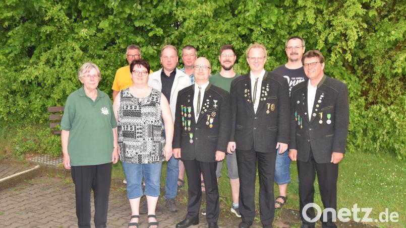 Der neue Vorstand der Drei-Mohren-Schützen mit Schützenmeister Reiner Hoffmann (Dritter von rechts) und seinem Stellvertreter Markus Gebhard (Fünfter von rechts). Bild: Reiner Hoffmann/exb
