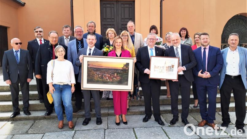 Bei der Jubiläumsfeier wurden auch Bilder als Geschenke übergeben. Bild: Vladimir Meluzin/exb