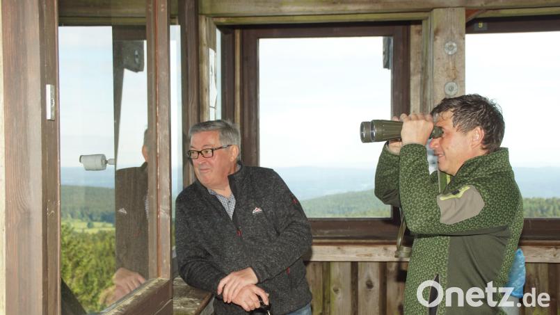Fotoapparat und Fernglas: Utensilien, die Hermann Markgraf (links) und Gerald Reiter auf der Aussichtskanzel am Böhmerwaldturm meistens dabeihaben. Bild: mmj