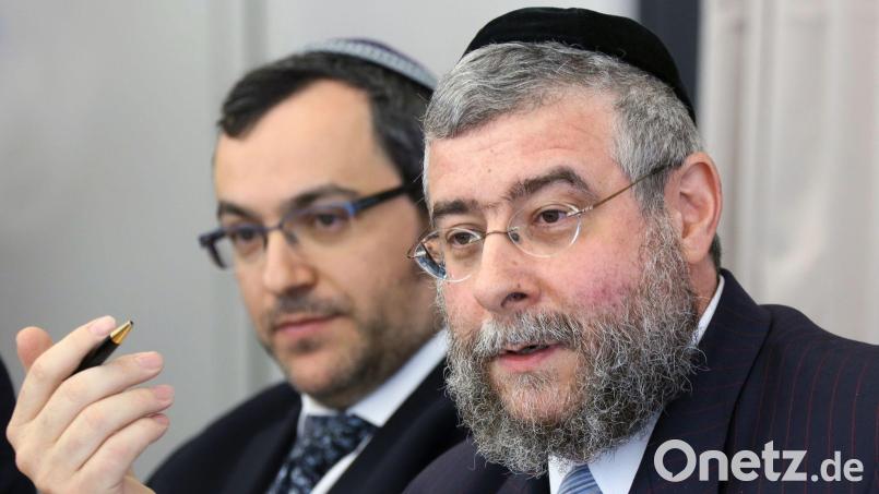 Der Präsident der Europäischen Rabbinerkonferenz, Pinchas Goldschmidt (r), spricht neben Rabbiner Avichai Apel, Vorstand der Orthodoxen Rabbinerkonferenz. Bild: picture alliance / dpa