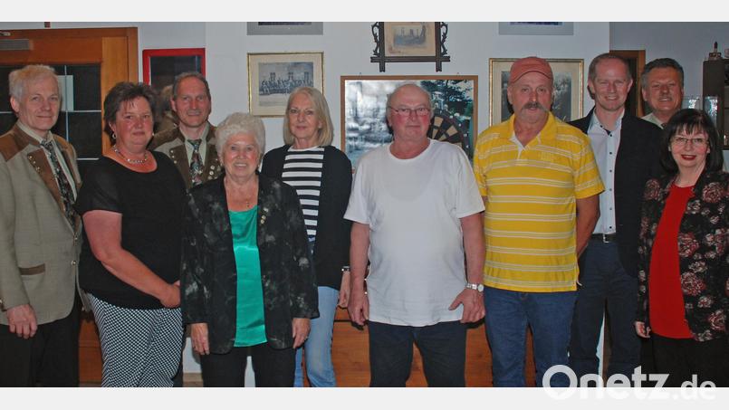 Zum gemeinsamen Bild aufgestellt haben sich die anwesenden Jubilare zusammen mit dem ersten Bürgermeister und zweiten Schützenmeister: (von links) Johann Dotzler, Petra Piehler, Thomas Schlosser, Annemarie Luley, Rita Blaß, Georg Wilhelm, Gerhard Schmied, Konrad Kiener, Erich Winter, Elisabeth Weidner. Bild: Elisabeth Weidner/exb