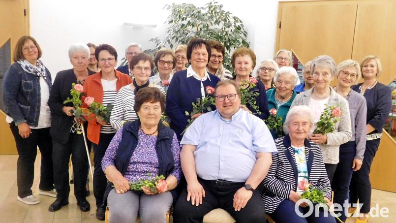 Pfarrer Sven Grillmeier (vorne, Mitte), Diözesanvorsitzende Martha Bauer, Christine Kirchberger (von rechts) und Bezirksvorsitzende Elke Burger (links) dankten mit Urkunden und Blumen für 40, 30 und 20 Jahre Treue zum Frauenbund. Bild: hai