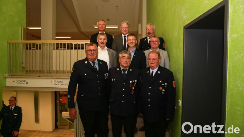 Andreas Schwemmer, Hermann Nadler und Hans König (vorne von links) wurden für 50 Jahre aktiven Feuerwehrdienst geehrt. Bild: egl