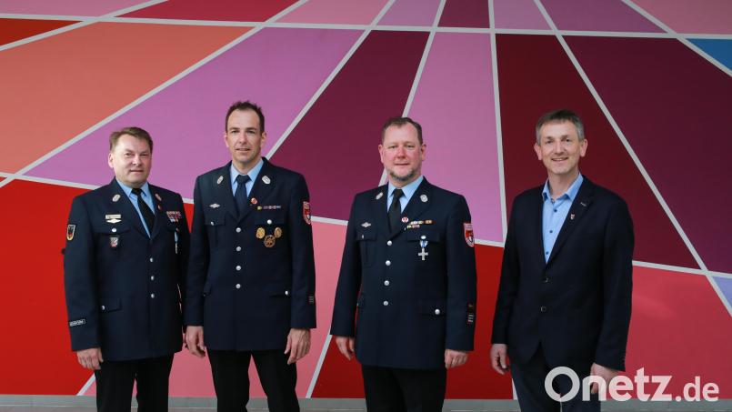 Kreisbrandmeister Alexander Graf (links) und Ursensollens Bürgermeister Albert Geitner (rechts) mit den beiden Kommandanten Thorsten Michel (Zweiter von rechts) und Bernhard Graml. Bild: egl