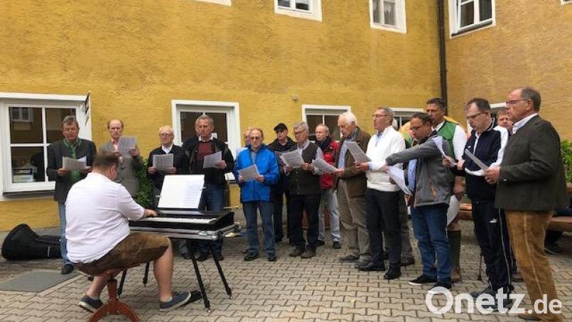 Die Liedertafel Kemnath und der Sängerbund Immenreuth überraschten beim Frühschoppen am Vatertag die Gäste im Klosterhof mit drei Liedvorträgen. Bild: jzk