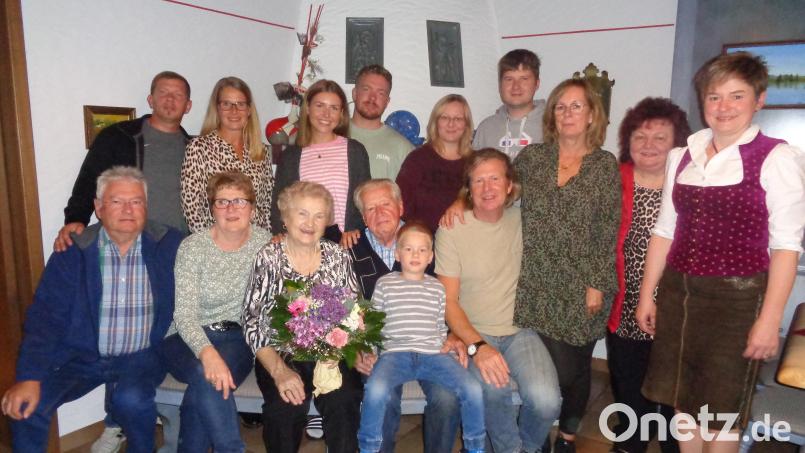 50 Urlaubsaufenthalte in Muschenried: Unser Bild zeigt Horst und Inge Funk zwischen ihren beiden Kindern Anette und Thomas umrahmt von den Schwiegerkindern, Enkeln mit Partnern, Bürgermeisterin Sonja Meier und Wirtin Rosmarie Reitinger. Bild: amö