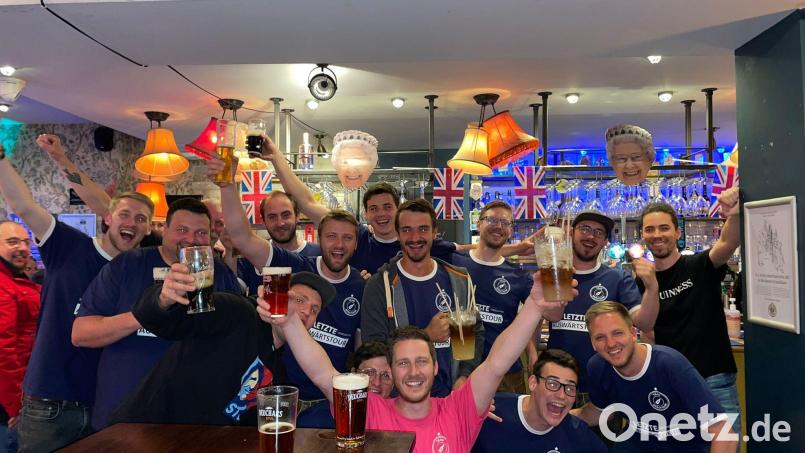 Die Tännesberger in einem Pub von Manchester: Flüssigkeitsaufnahme für das Relegationsspiel gegen die SG Steinberg/Fischbach. Bild: Michael Bäumler/privat
