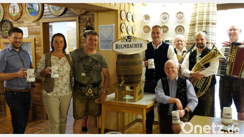 Bürgermeister Peter Neumeier, das Festwirtehepaar Kathrin und Thomas Martinek, Brauereivertreter Martin Gradwohl und Verantwortlicher für die Aktion &quot;Kirwabaum&quot; Georg Matzke (von links) mit den Scharndorfer Musikanten bei der Bierprobe. Bild: mab