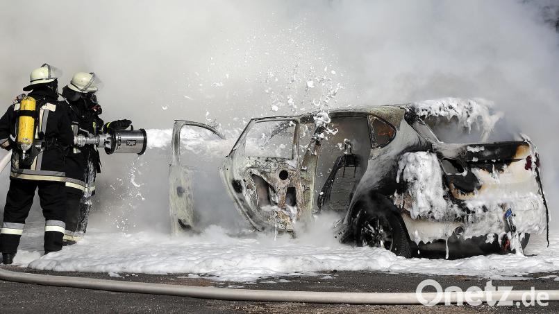 Ein Fahrzeugbrand auf der A 93 sorgte für erhebliche Verkehrsbehinderungen. Symbolbild: Wolfgang Steinbacher