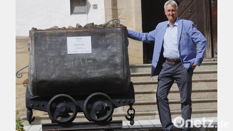 Hubertus Berger mit einem Hunt aus den Sulzbach-Rosenberger Erzgruben: Sein Versuch, die Montangeschichte der Stadt in einen dreiviertelstündigen Film zu packen, gelang nur bedingt. Bild: mfh