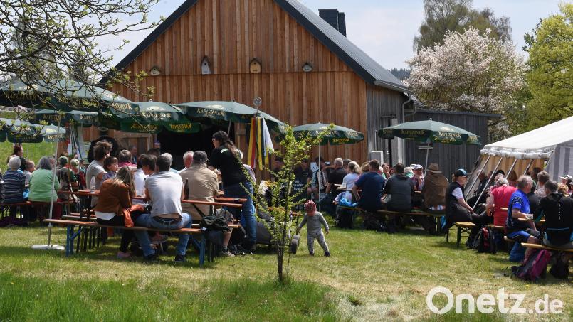 Start und Ziel beim Frühjahrswandertreffen war das Basshaus. Bild: ld