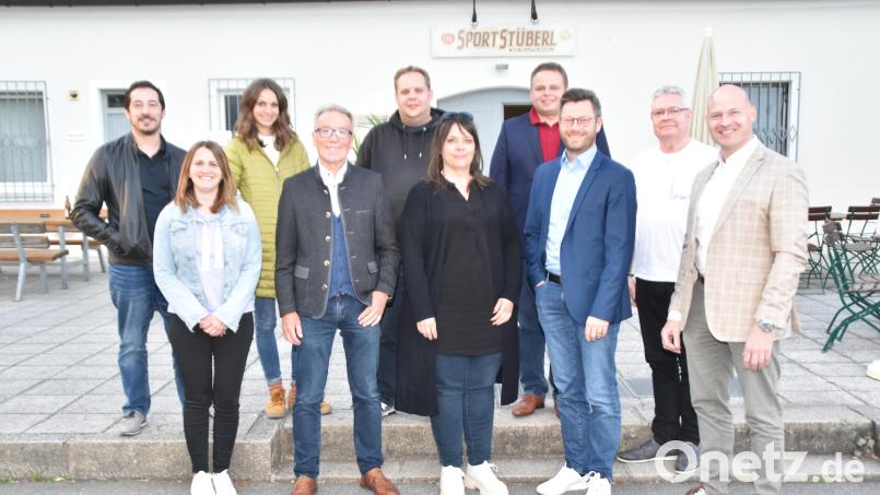 Christoph Skutella und Sandra Pauly (vorne, Dritter und Vierte von rechts) führen als Doppelspitze den FDP-Kreisverband Weiden. Bild: hcz