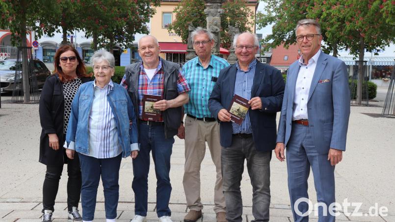 Siegfried Fuchs (3.v.l.) mit Ehefrau Anke (2.v.l.) auf dem Tirschenreuther Markt-platz. V.l.: Großcousine Gisela Schmid-Jäger, der Freund der Familie Peter Knott, Verleger Eckhard Bodner und Bürgermeister Franz Stahl. Bild: Stadt Tirschenreuth/exb