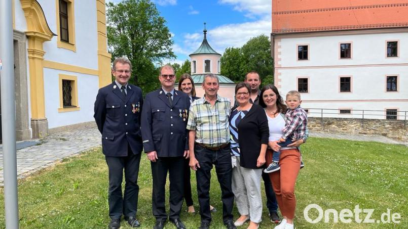 Zum 70. Geburtstag von Hermann Schmidt überbrachte auch eine Delegation der Feuerwehr Rosall Glückwünsche. Von links Johann Müller, Werner Schmelzer, Sandra Müller, Jubilar Hermann Schmidt mit Ehefrau Andrea, Sohn Matthias Schmidt sowie Tochter Stefanie Reichenberger mit Enkelkind Jonathan. Bild: Simon Schmidkonz/exb