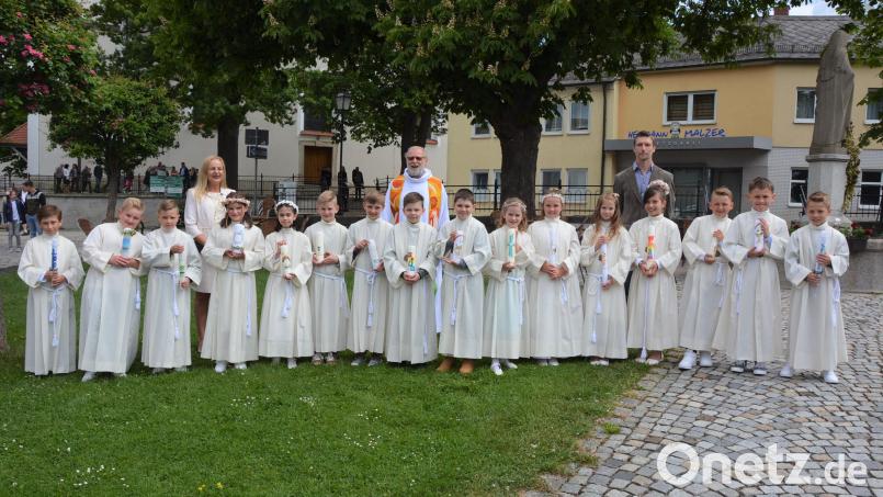 In der Pfarrei St. Laurentius Konnersreuth traten 16 Kinder erstmals an den Tisch des Herrn. Im Bild die Erstkommunikanten mit (von links) Klassenleiterin und Rektorin Michaela Ponnath, Pater Benedikt Leitmayr und Lehrer Michael Feigel vor dem Theresienbrunnen auf dem Therese-Neumann-Platz. Bild: jr