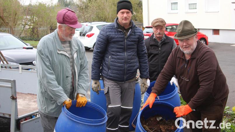 Dank der Zusammenarbeit von Max Eckstein, Thomas Döhler, Martin Schedl und Michael Weiß (von links), die Hand in Hand arbeiten, ist die erste Umzugs-Tonne in nur wenigen Minuten voll gefüllt. Bild: wro