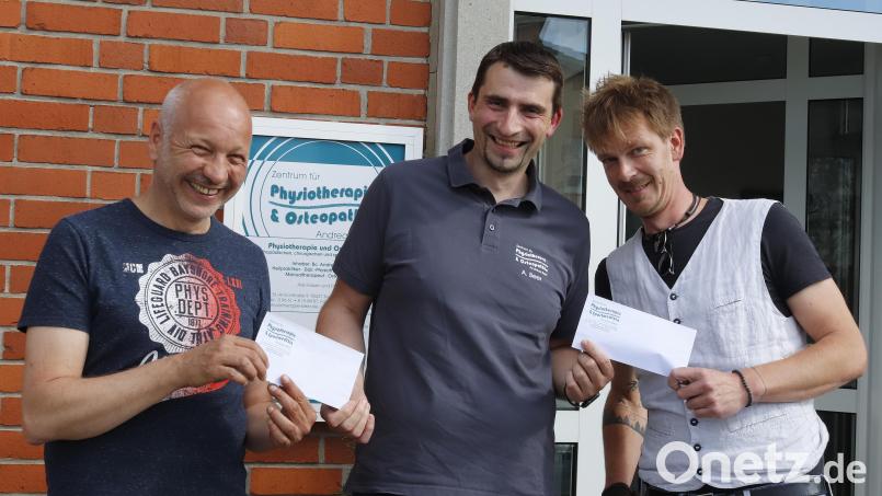 Mit der Übergabe der Spende der Physiopraxis Beer wurde nun die Spendenaktion anlässlich des Kleinen Schlackenmarsches abgeschlossen. Von links Hans Lauterbach von der Initiative Sulzbach-Rosenberg hilft, Andreas Beer von der Physiopraxis Beer und Stefan Thar, Initiator und Vorsitzender des Schlackenvereins. Bild: mfh