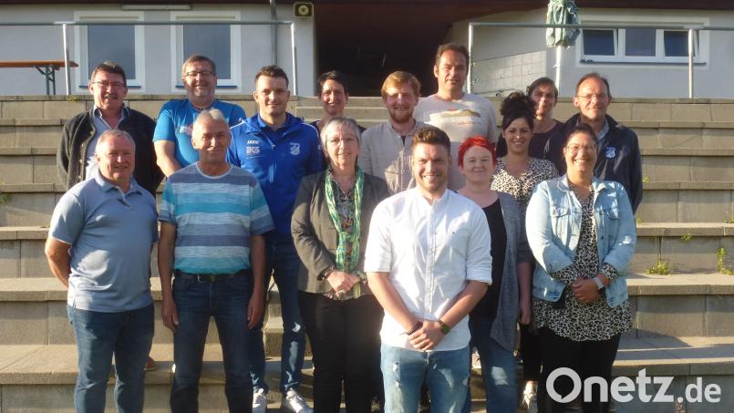 Martin Weiß leitet weiterhin den SV Schwarzhofen. Im Bild das neu gewählte Vorstandsteam. Bild: mad