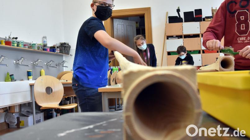 Auch als musisches Gymnasium beschreitet das Max-Reger in Amberg Neuland: Hier absolvieren begabte Schüler einen Instrumentenbaukurs, in dem sie ihre eigenen Hirtenhörner anfertigen. Bild: Stephan Huber