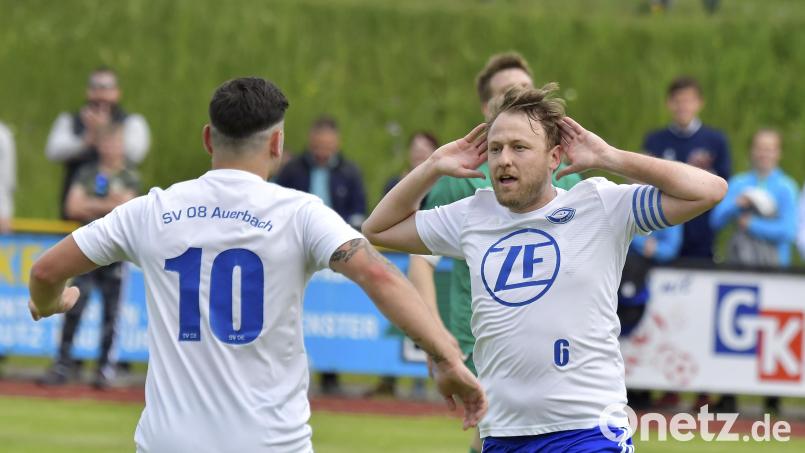 Manuel Trenz (rechts) in Jubelpose: Der Auerbacher Kapitän besorgte im Relegationsspiel gegen den TSV Stulln das 2:0 für seine Mannschaft, sein Mannschaftskollege Timo Hausner (links) war erster Gratulant. Archivbild: Hubert Ziegler