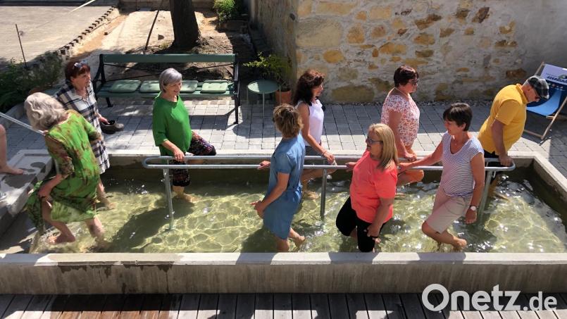 Im Storchengang durch das Kneippbecken. Das Wasser im Tretbecken stammt aus einer nahegelegenen Quelle. Bild: mis