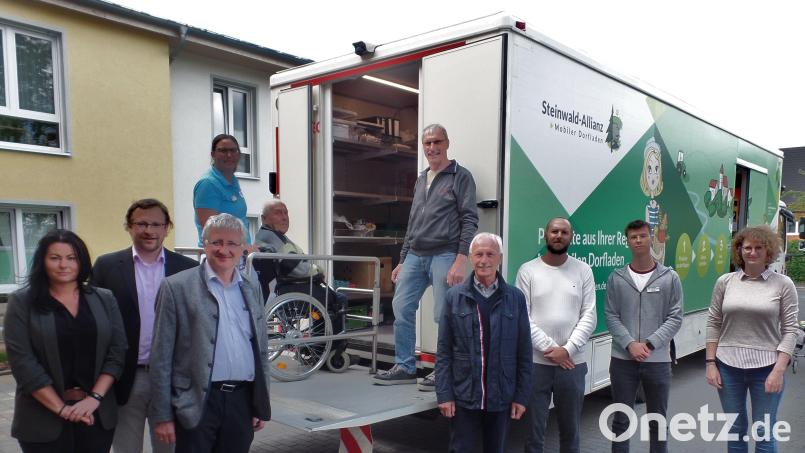 Vor dem Seniorenservicehaus in Neusorg war die Premiere für den barrierefreien Zugang über die Hebebühne zum mobilen Dorfladen. Der 84-jähre Rollstuhlfahrer Josef Braun (hintere Bildmitte) nahm ihn mit Unterstützung von Stefanie Likus sowie Dorfladenchauffeur Karl-Heinz Meier als Erster in Anspruch. Mit auf dem Bild (von links) Linda Zrenner, Martin Schmid, Johannes Reger sowie (von rechts) Annika Bock, Tim Burger, Tobias Haensel und Peter König. Bild: br