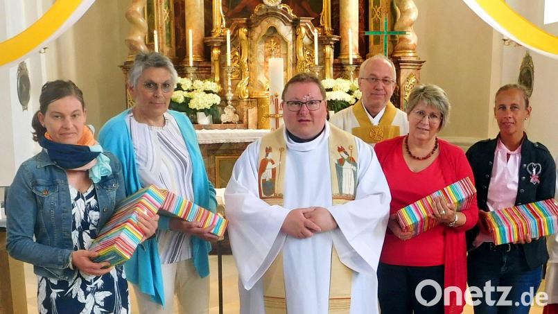 Pfarrer Sven Grillmeier (Mitte) ehrt (von links) Regina Krywinski, Monika Leiter, Maria Fuchs und Heidi Schäffler. Mit im Bild: Pfarrvikar Damian Prokscha. Bild: hai