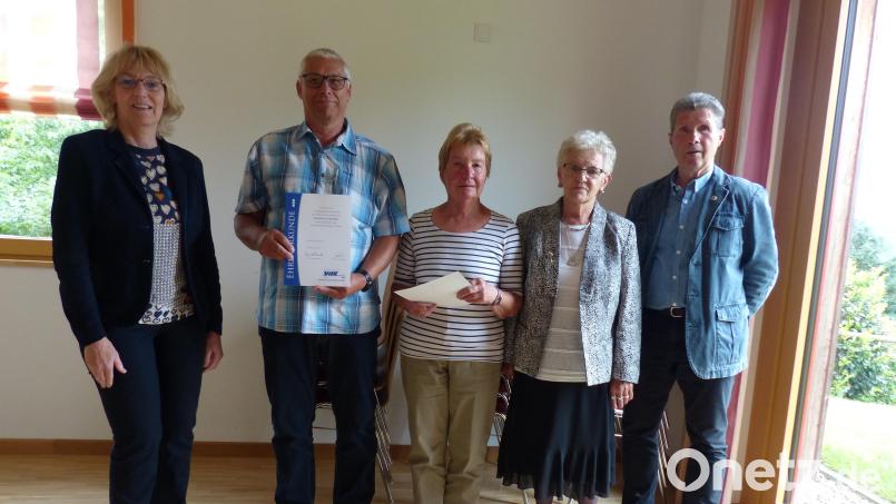 Zweite Bürgermeisterin Sigrid Ziegler (links) sowie VdK-Kreisvorsitzender Josef Rewitzer (rechts) und Ortsvorsitzende Anni Braun (Zweite von rechts) ehren die treuen Mitglieder Siegfried Gebhardt und Maria Häring. Bild: hme