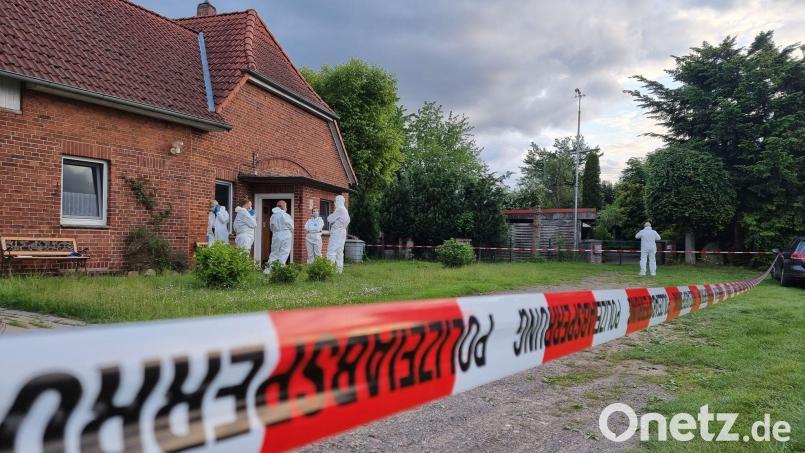 In einem abgelegenen Haus in Neustadt am Rübenberge bei Hannover sind am Montag zwei tote Menschen entdeckt worden. Bild: -/TNN/dpa