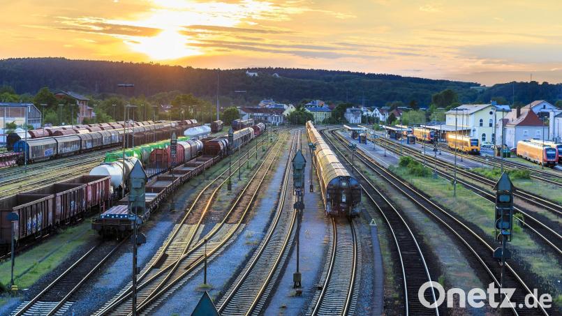 Der Schwandorfer Bahnhof ist ein Drehkreuz in Ostbayern. Kommt es dort wegen des 9-Euro-Tickets zu überfüllten Zügen, etwa nach München? Archivbild: sus
