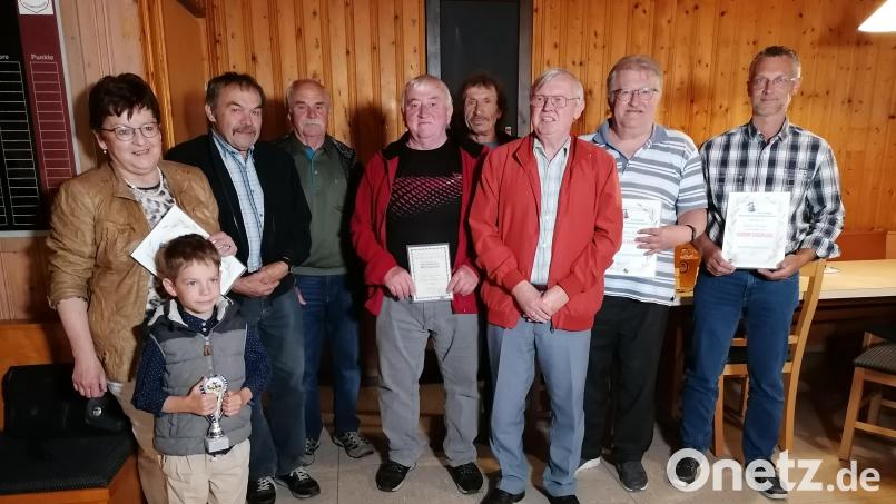 Wolfgang Brunhofer (Zweiter von links) gratulierte den Geehrten (von links) Brigitte Scharf, Bernhard Zötzl, Werner Dick, Lothar Götz, Reinhard Naber, Norbert Rahn und Mario Weigel. Johannes Brabek (vorne, links) bekam eine kleine Trophäe. Bild: vsr