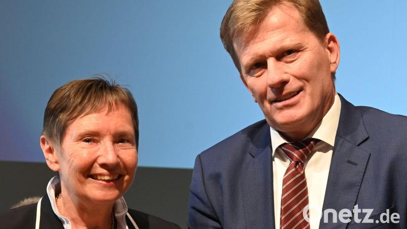 42 Jahre war Dagmar Kierner als Vorstand des Werkvolks, der größten Wohnungsgenossenschaft der Oberpfalz, tätig und damit verantwortlich für knapp 1100 neue Mietwohnungen in Regensburg und über 150 Miet- und Eigentumswohnungen in Amberg. Hans Maier, Direktor des fast 500 Mitglieder starken Verbands Bayerischer Wohnungsunternehmen, überreichte ihr den Ehrenring des Verbands für herausragende Vierdienste um das genossenschaftliche Wohnungswesen. Bild: gf